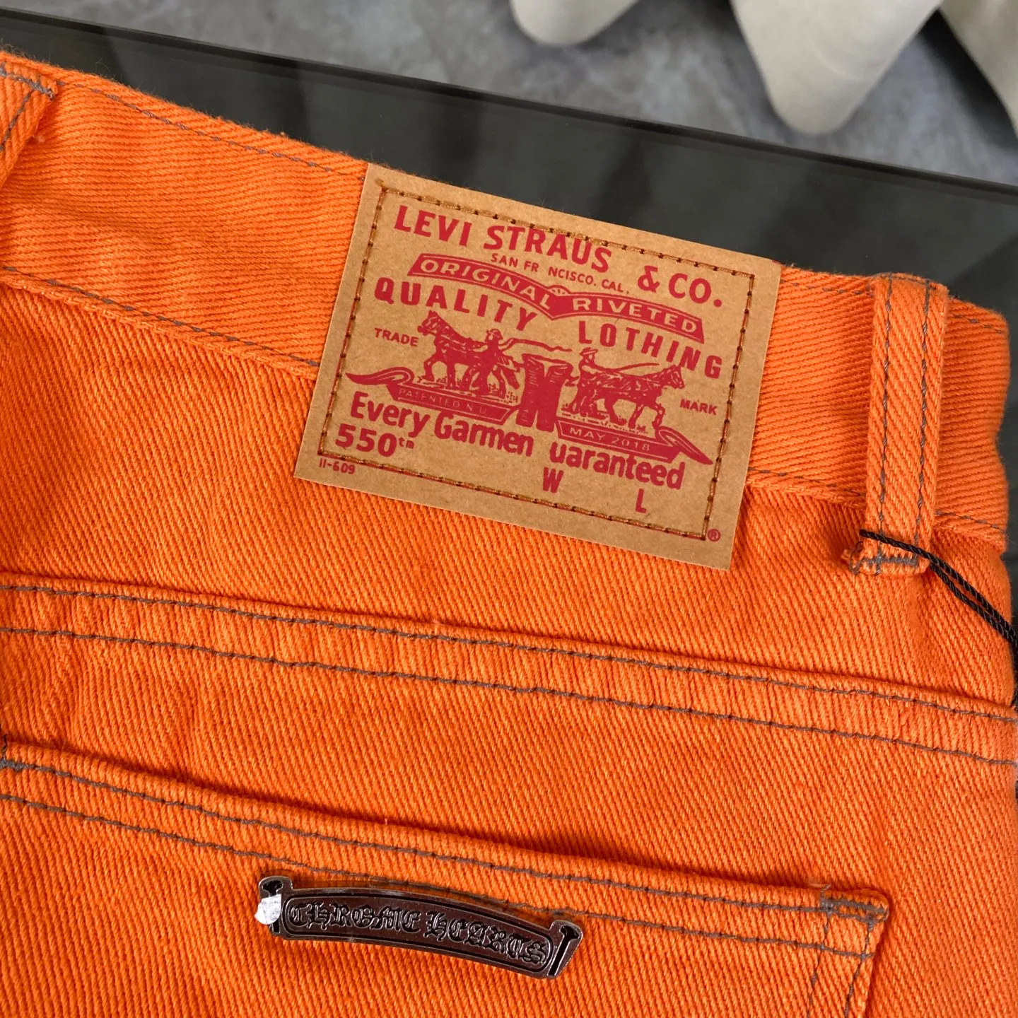 🅿️280 Chrome Hearts Orange Cow King Leather Flare Jeans 🌞It can be called the most summery style of Chrome Hearts. The vibrant orange is the unique and passionate color of summer. Wearing it, it seems to bring sunshine and dazzling.  These pants are modified based on Levi's genuine American-made 90 second-hand soleplates, and the quality is guaranteed. The sterling silver hardware accessories are full of texture and reflect fine light as the body moves, giving it a high-end feel. The lambskin leather craftsmanship is exquisite, the soft leather collides with the tough denim, and the design is full of sense.  The bell-bottom style is retro and fashionable. It not only modifies the shape of the legs, but also makes you walk with wind and full aura. Whether paired with a simple white T-shirt or a personalized short top, you can easily create an exclusive trendy look.  🔶The unique orange color stands out among the crowd of jeans and easily becomes the focus of your outfit.  Size covers M-XXL (corresponding to sizes 30-36),